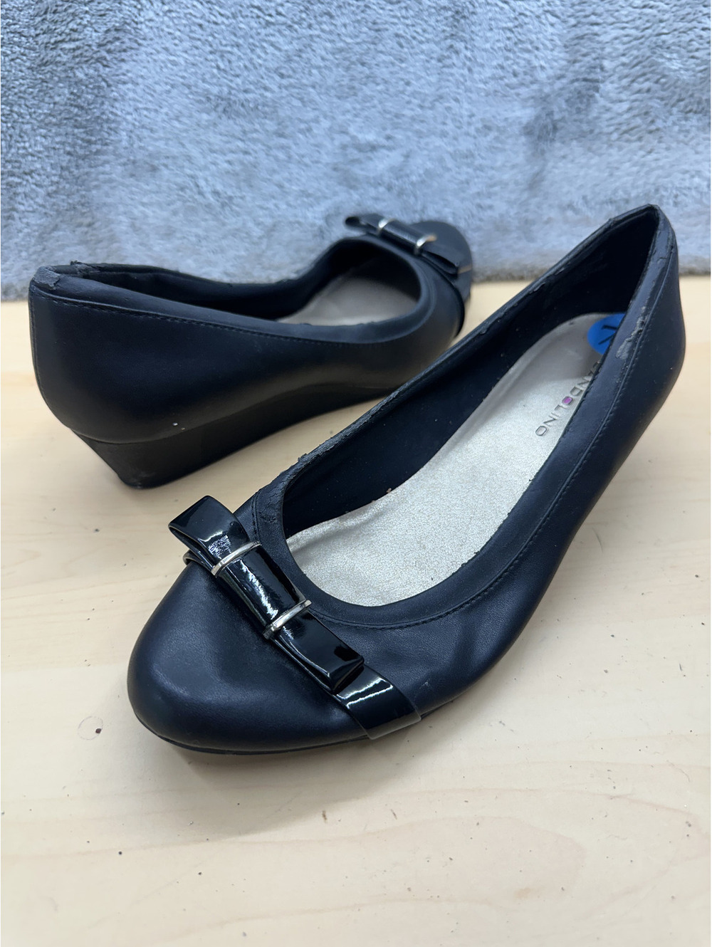 Bandolino Black Wedge Flats with Bow Accent Classic Comfortable